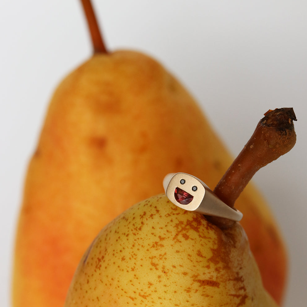 PETITE BIG SMILE SIGNET RING