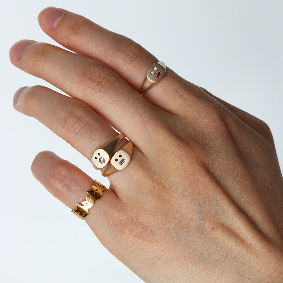 PETITE GRIN SIGNET RING