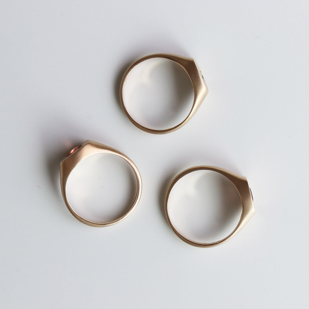 PETITE GRIN SIGNET RING