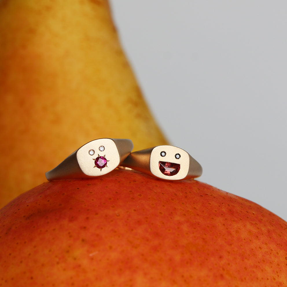 PETITE BIG SMILE SIGNET RING