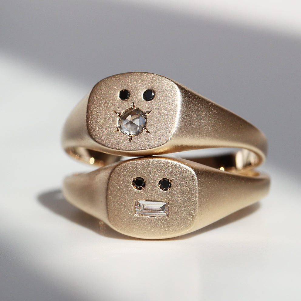 PETITE GRIN SIGNET RING