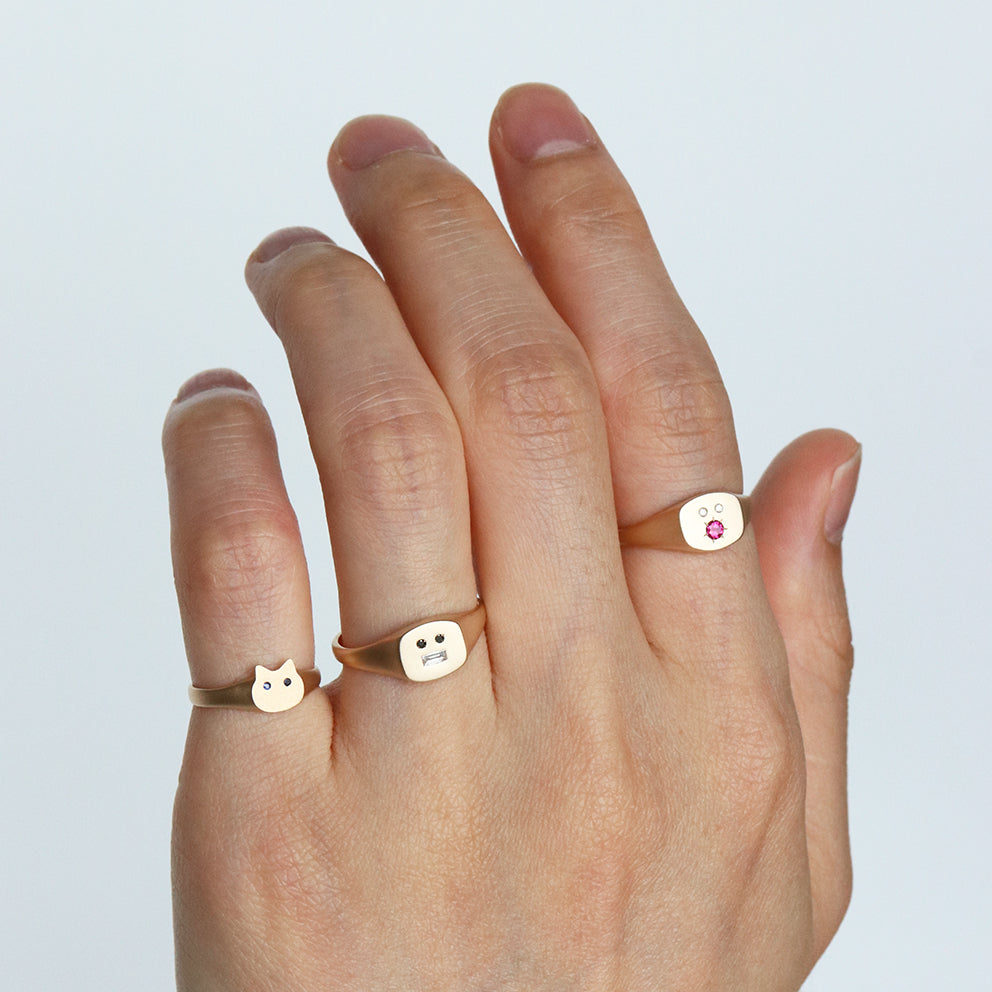 PETITE GRIN SIGNET RING