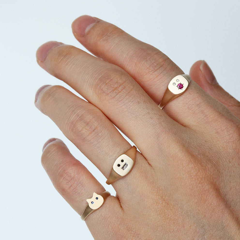PETITE GRIN SIGNET RING