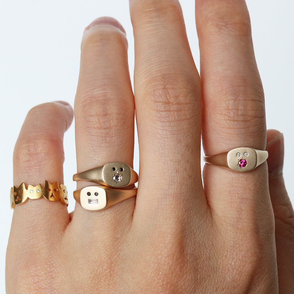PETITE GRIN SIGNET RING
