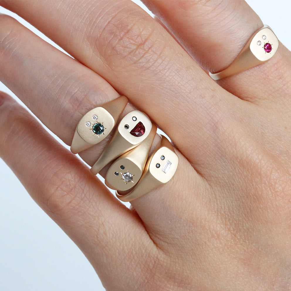 PETITE GRIN SIGNET RING