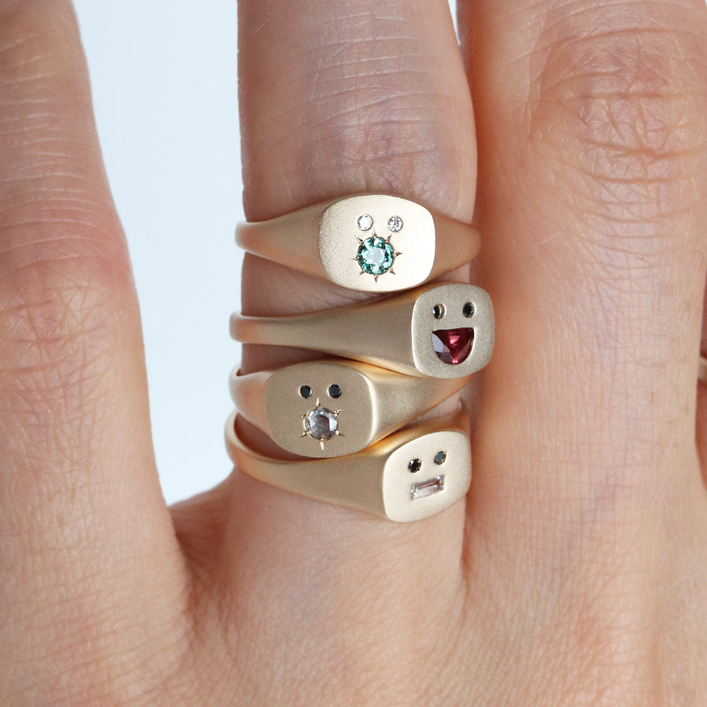PETITE GRIN SIGNET RING