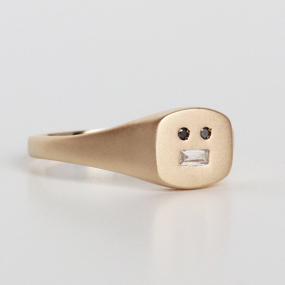 PETITE GRIN SIGNET RING