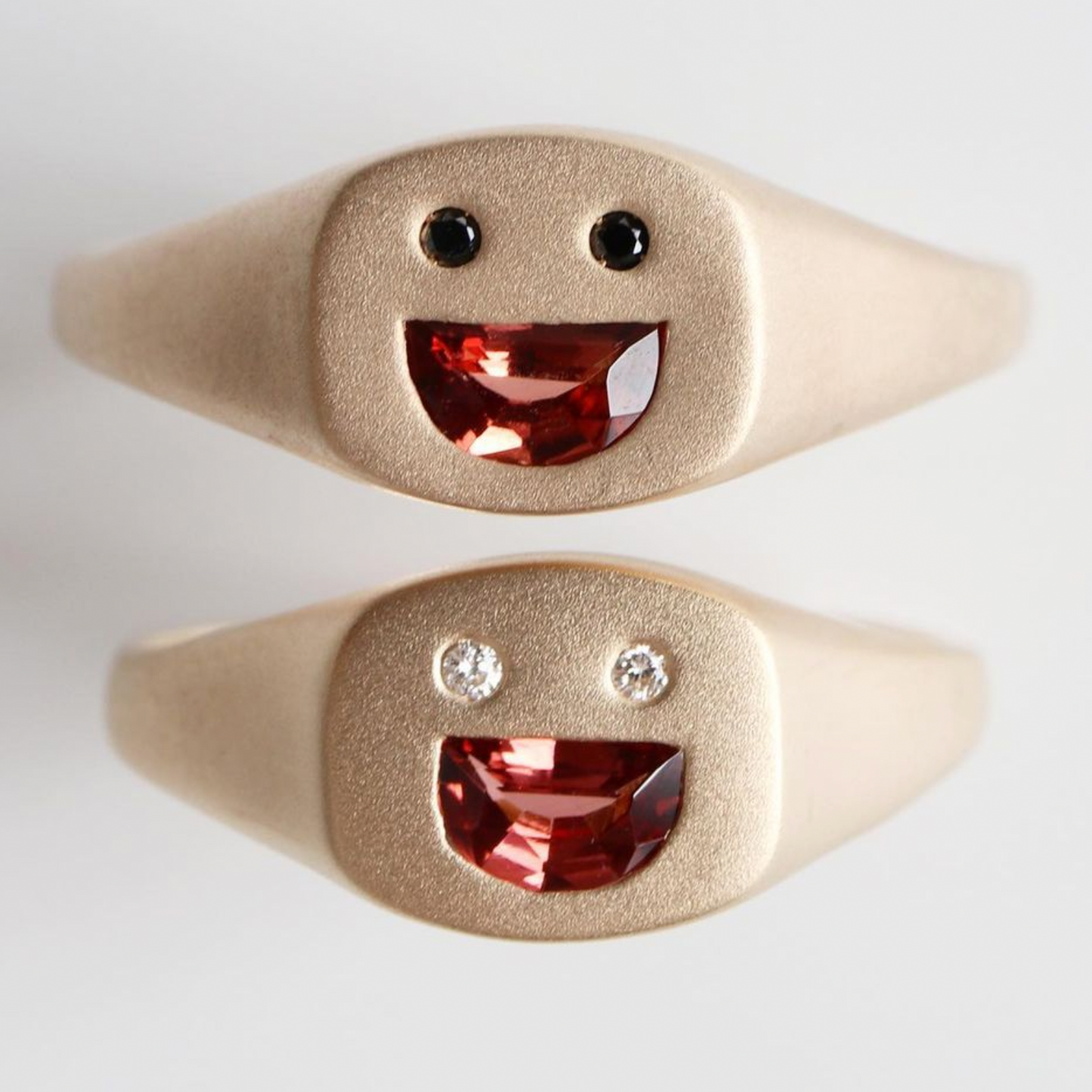 PETITE BIG SMILE SIGNET RING